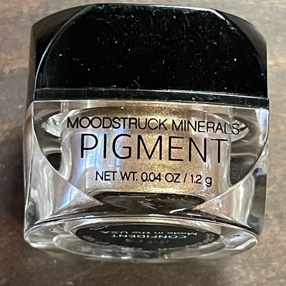 Younique Moonstruck Minerals Eye Shadow Pigment CONFIDENT - Picture 3 of 4